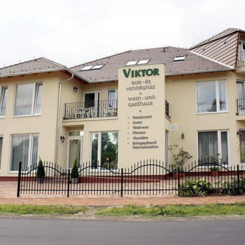 Viktor Bor- Es Vendeghaz**** Bed & Breakfast Balatonmariafurdo Exterior photo